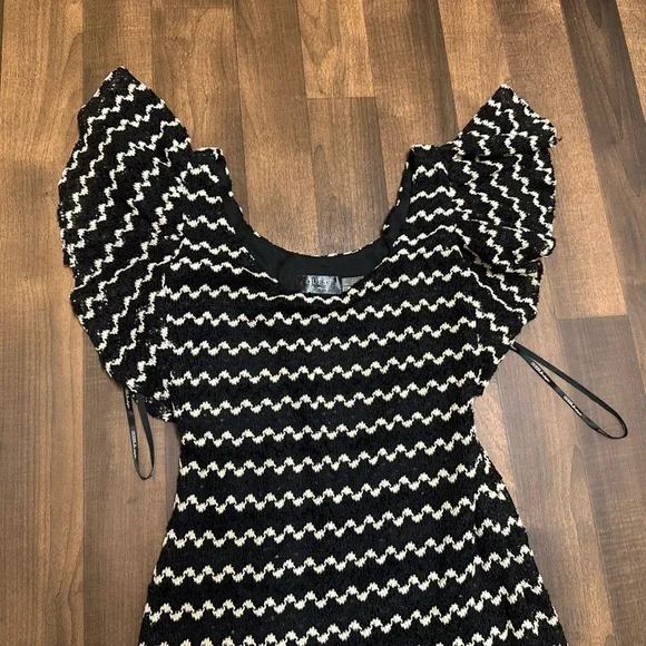 GUESS
Black and White Bodycon Mini Dress - Picture 8 of 10